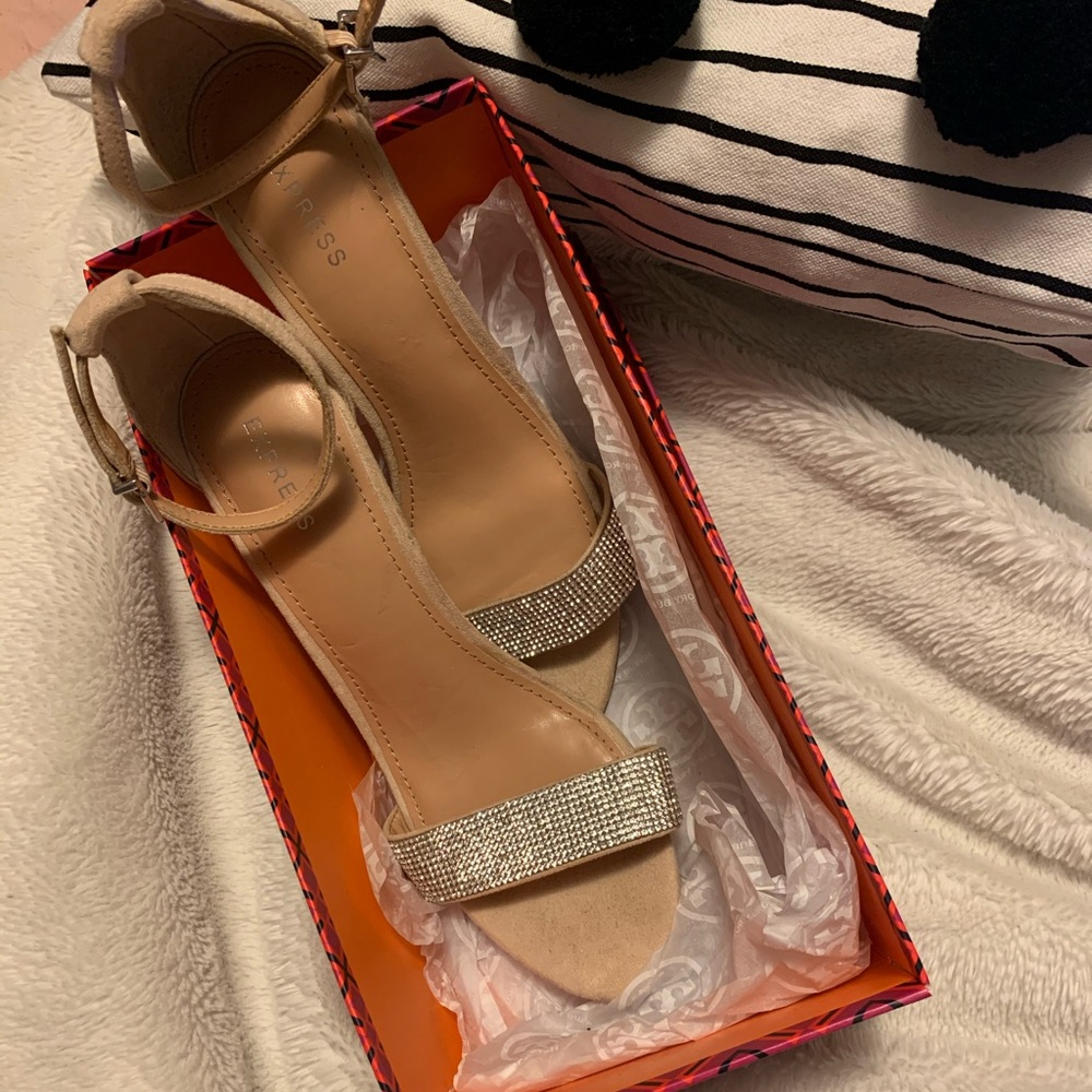 Express 3.5 in heel, suede and has diamonds ✨💝